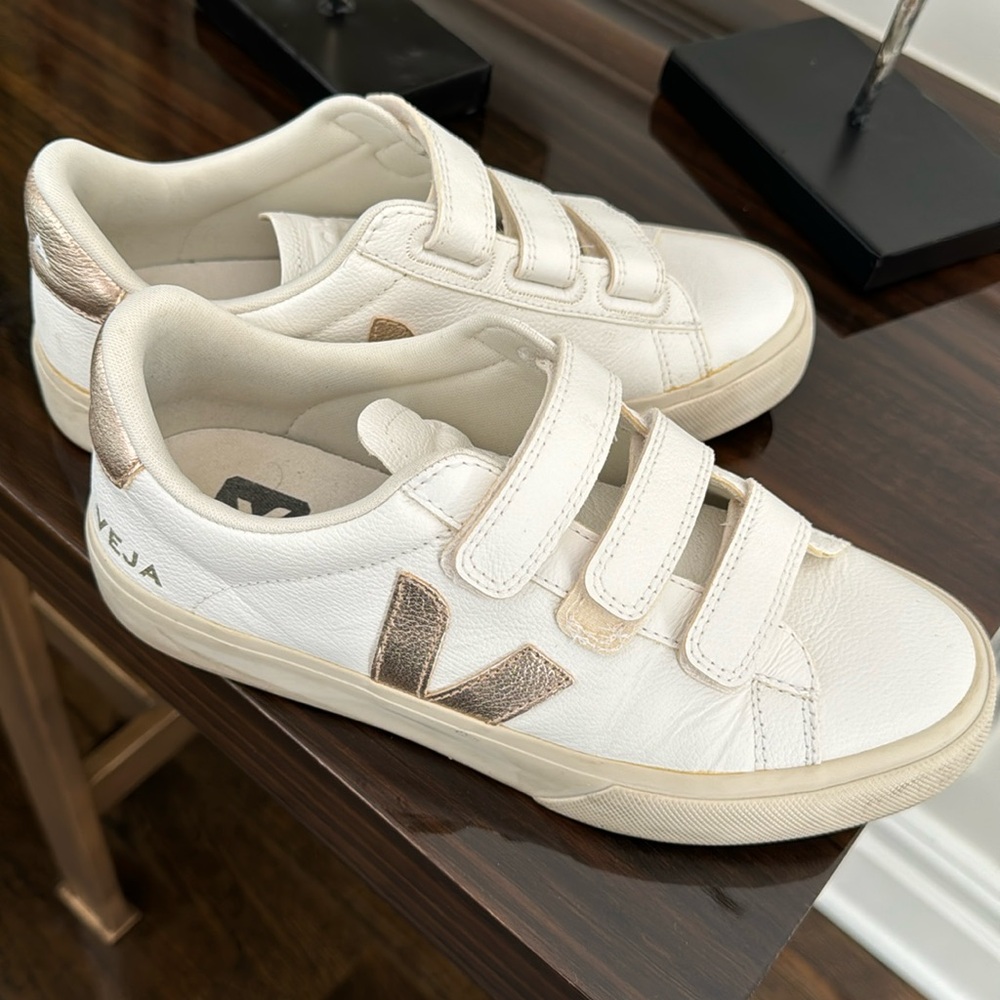 veja strap on sneakers